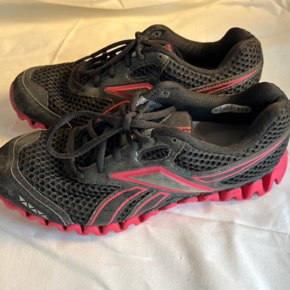 Women's Black and Pink Reebok Stable Fit ZIGNANO athletic shoes, Size 7